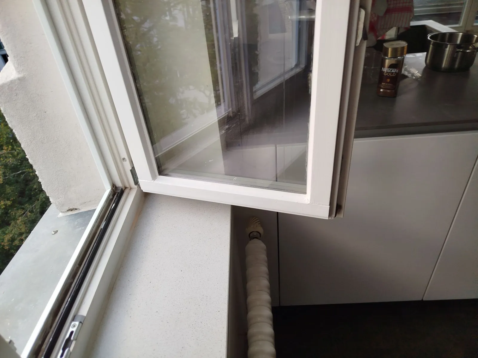 Frisch renovierter Fensterflügel in Weiß nach der Holzfensterrenovierung